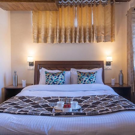 Stayvista At Cecil Cottages With Barbeque, Hill View Kasauli Extérieur photo